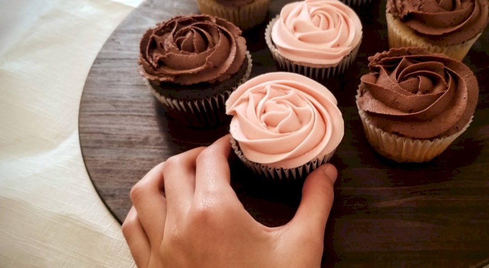 Persoon kiest een roze cupcake legpuzzel online