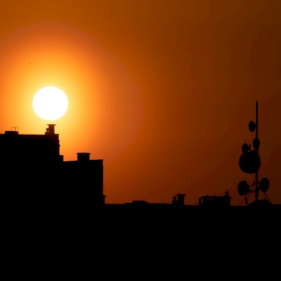 Ηλιοβασίλεμα πάνω από την πόλη παζλ online