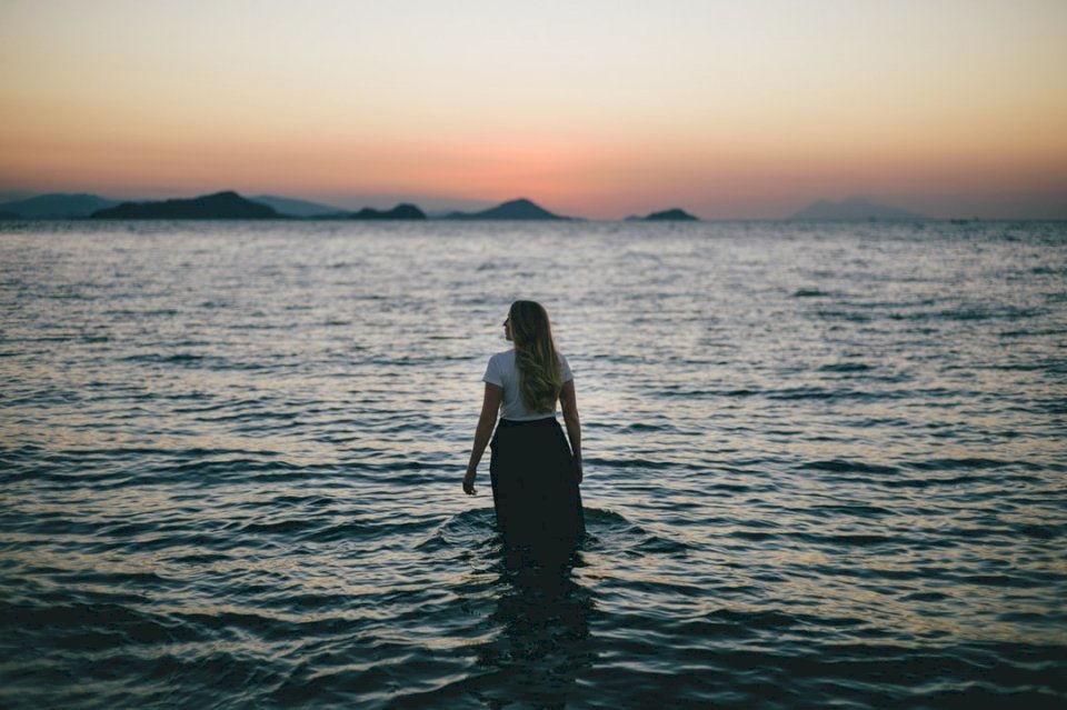 Μια γυναίκα που περπατά μέσα από τα κύματα παζλ online