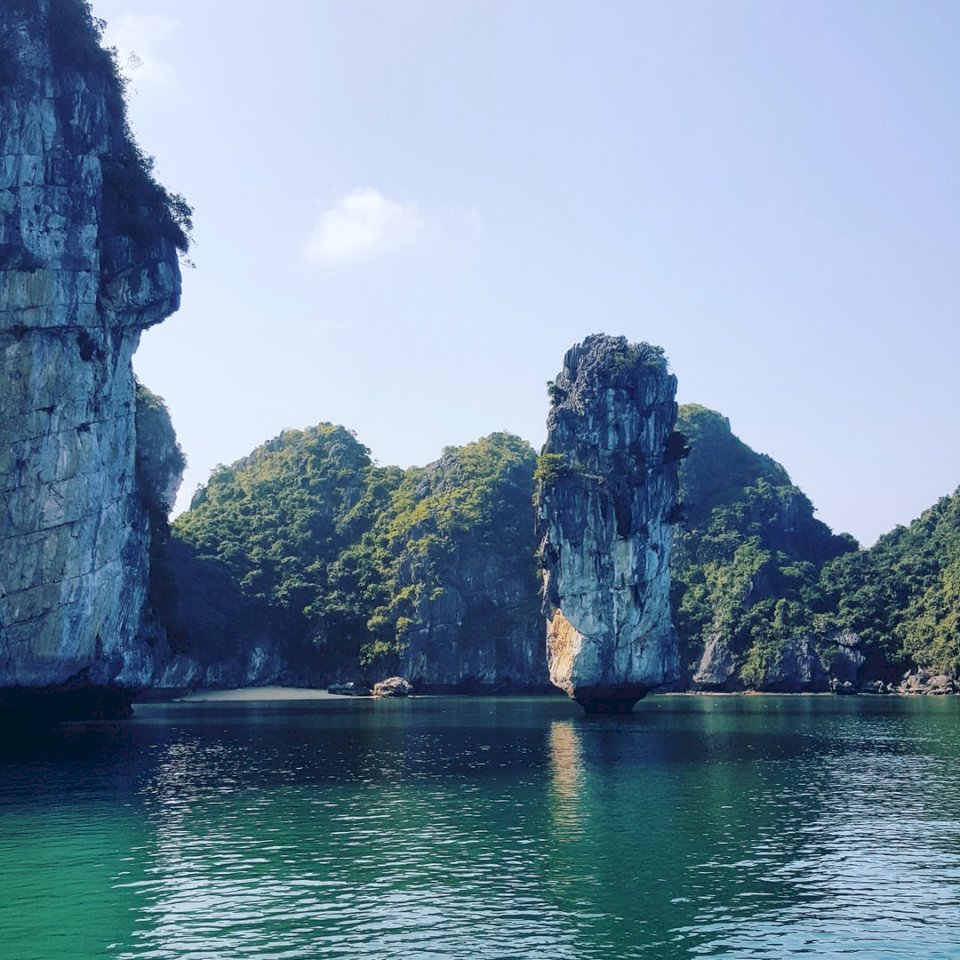 Verbazingwekkende rotsen bij Halong Bay, online puzzel