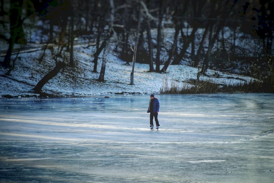 Un hombre patina en un lago en un rompecabezas en línea