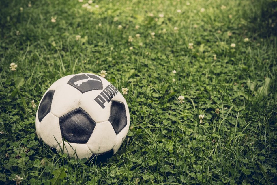 Gammal fotboll som ligger i Pussel online