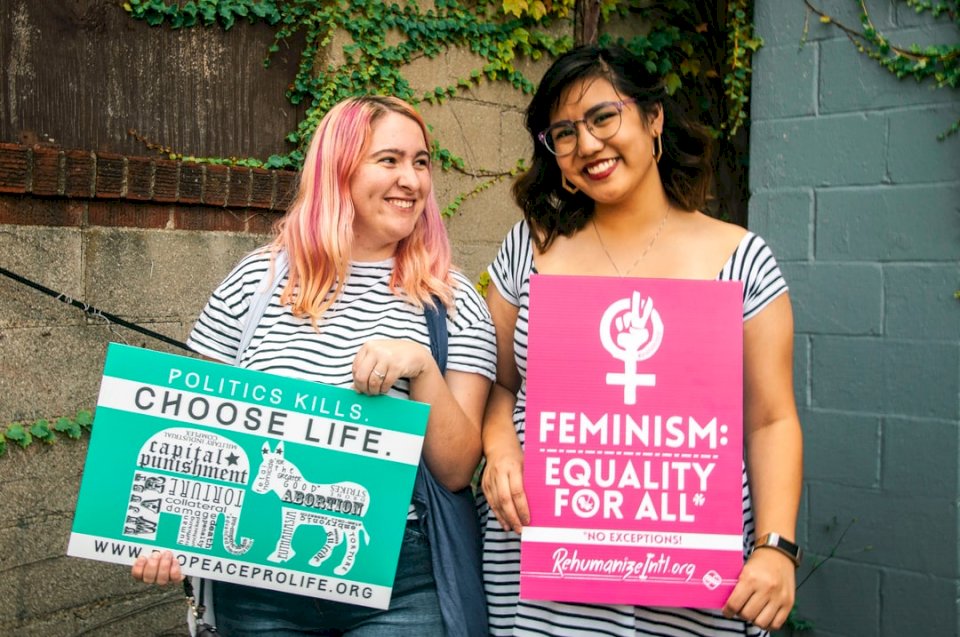 Dvě ženy se usmívají a drží znamení online puzzle