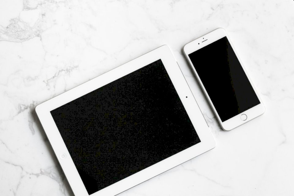 Smartphone com um tablet monocromático quebra-cabeças online