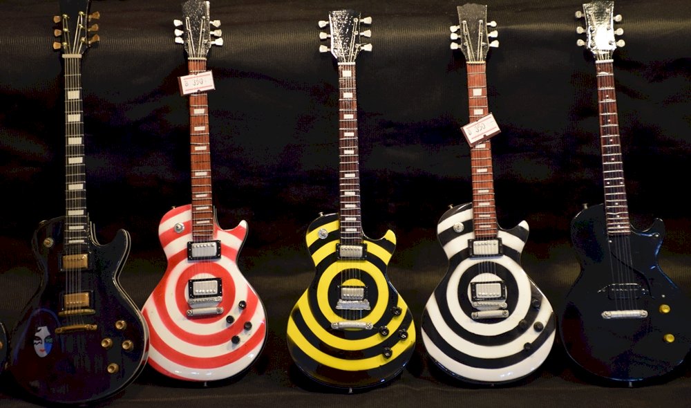 guitarras em miniatura na Tailândia puzzle online