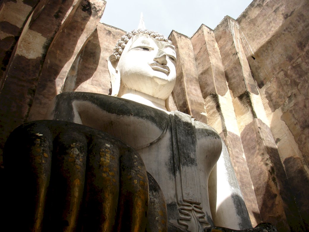 Obří Buddha v Sukhotai v Thajsku online puzzle