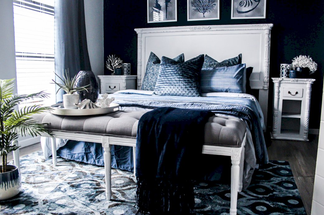 Белый и темно-синий в спальне онлайн-пазл