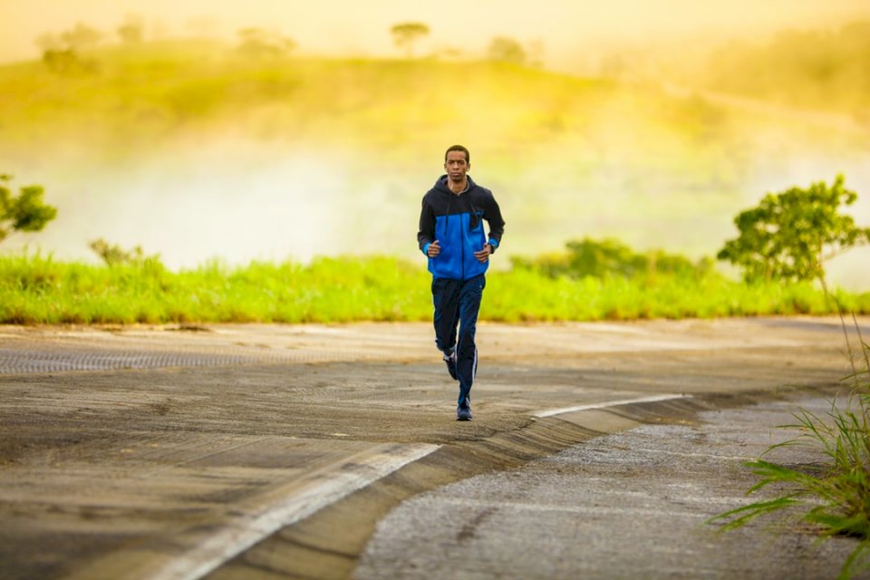 Човек тича по пътя онлайн пъзел