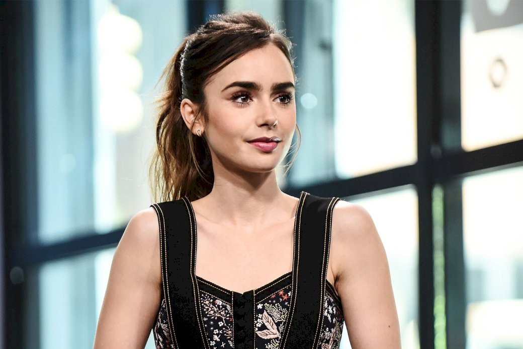 Lily Collins Pussel online