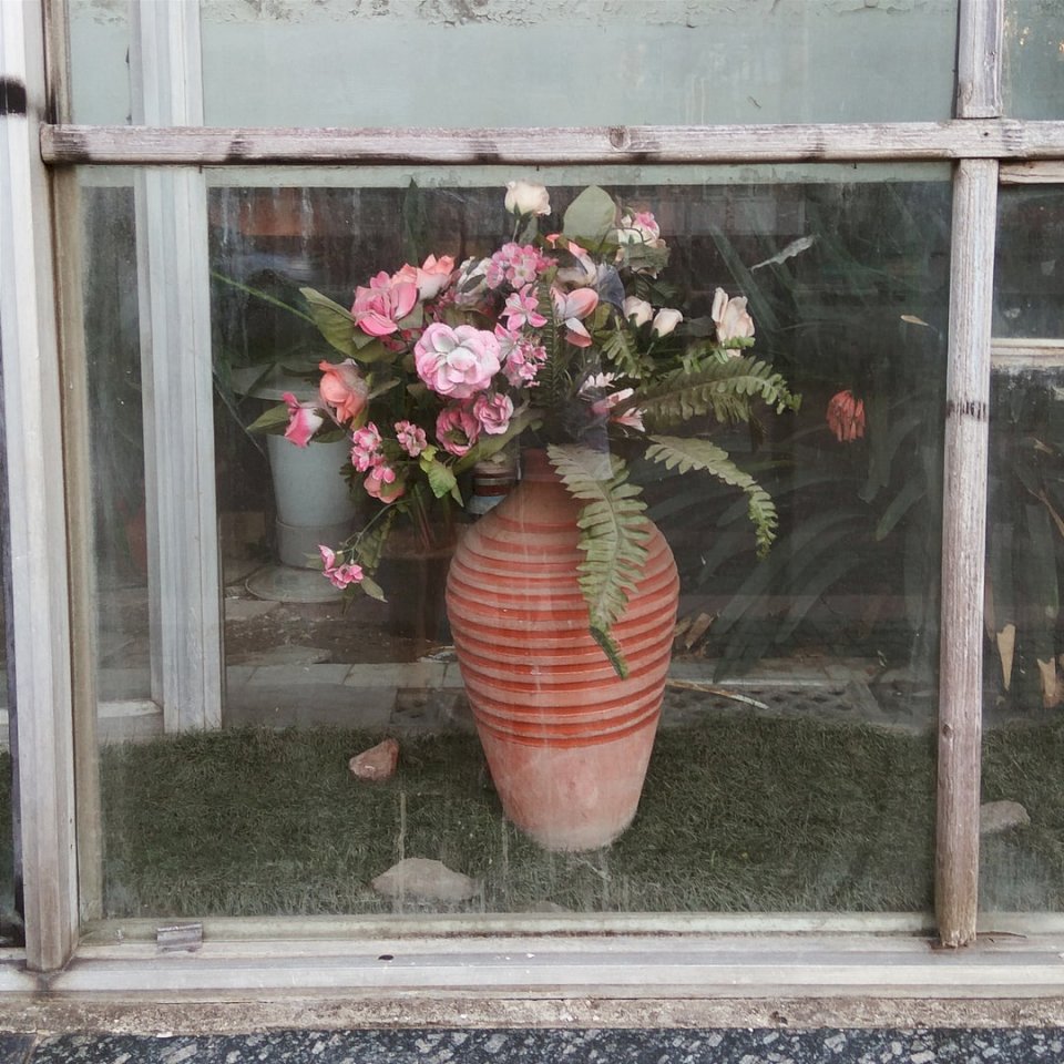 Цветы в старинной вазе онлайн-пазл