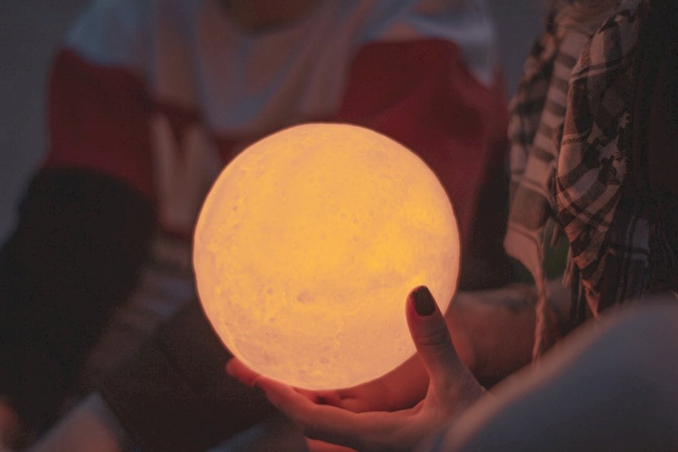 Maan, handen, zonsondergang, lamp, online puzzel