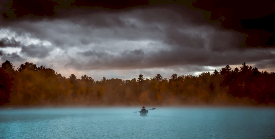 Canoeing van de mens op een meer met online puzzel