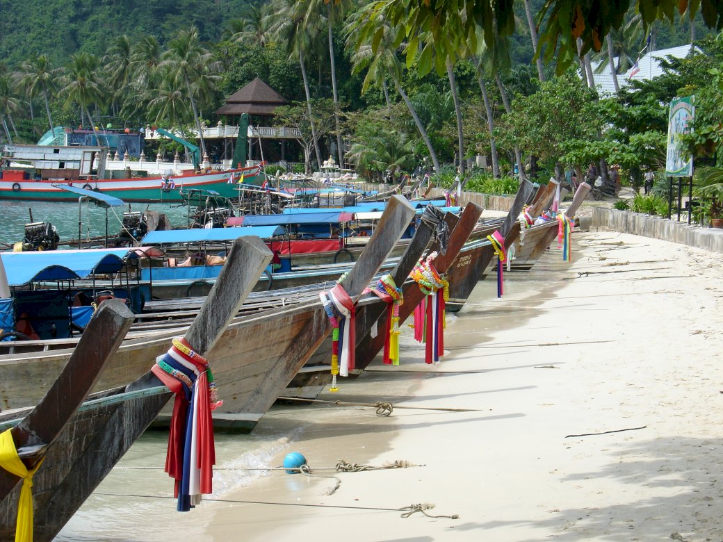 Phi Phi-szigetek Thaiföldön a tengerparton kirakós online