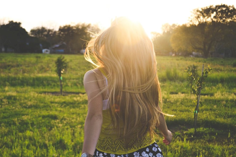 Солнечный свет приветствует блондинку онлайн-пазл