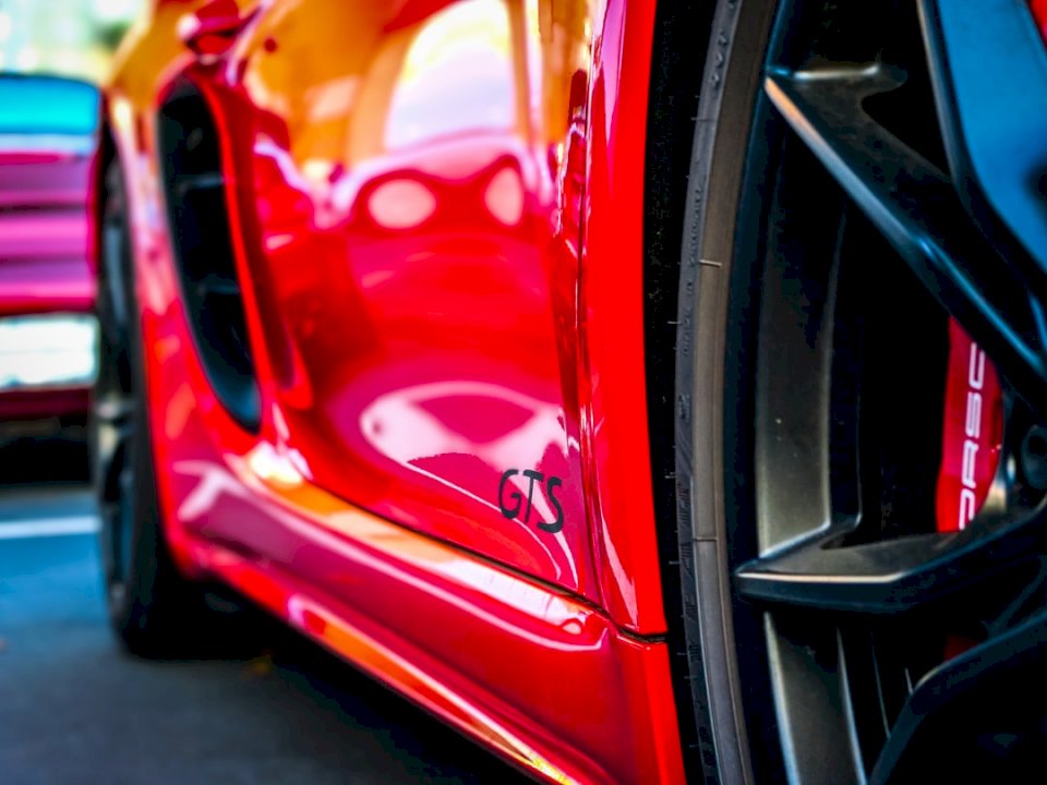 Piros Porsche sportkocsi. kirakós online