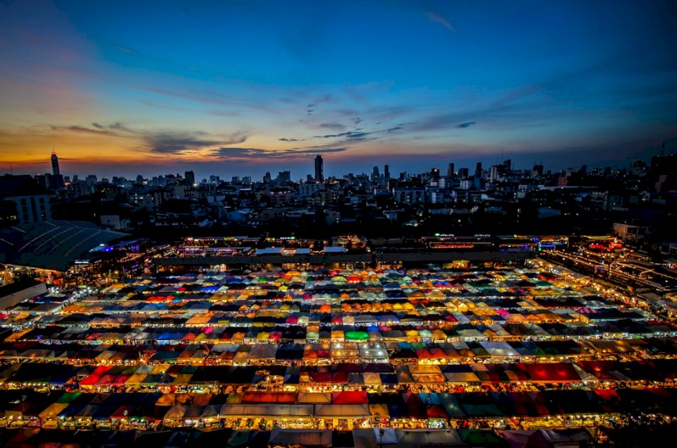 Pôr do sol sobre o mercado noturno em quebra-cabeças online