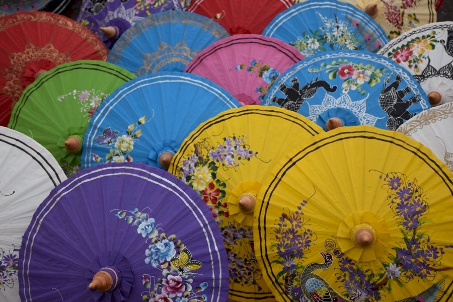 kleurrijke parasols in Thailand legpuzzel online