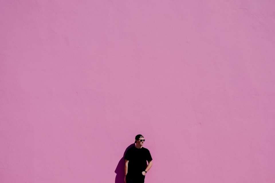 Man mot en rosa vägg pussel på nätet