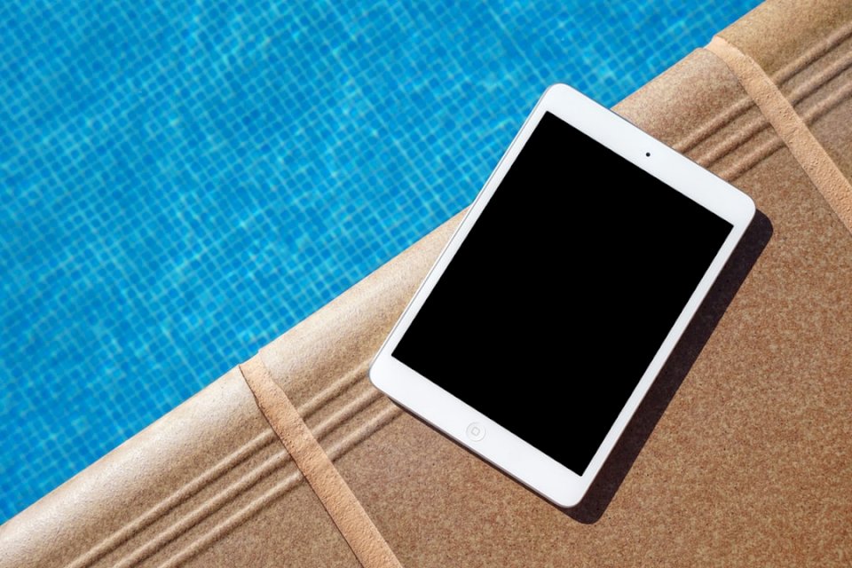 iPad у бассейна онлайн-пазл