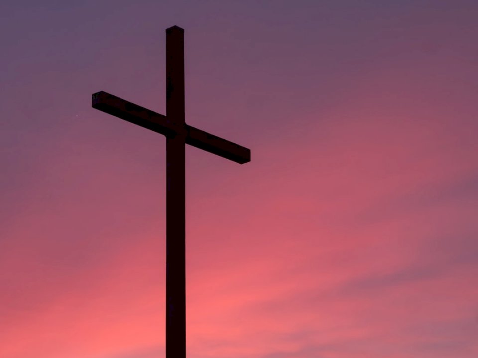 Крест во время заката онлайн-пазл
