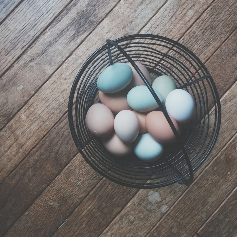 Кошик кольорів яєць онлайн пазл