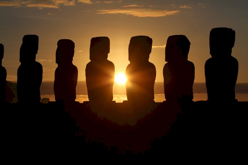 Восход солнца на острове Пасхи онлайн-пазл