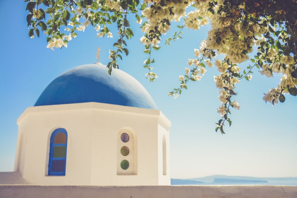 Грецький купол під деревом онлайн пазл