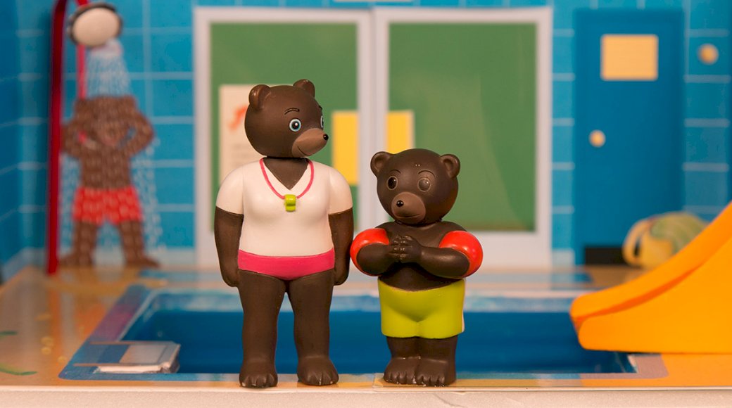 mic urs brun în piscină jigsaw puzzle online