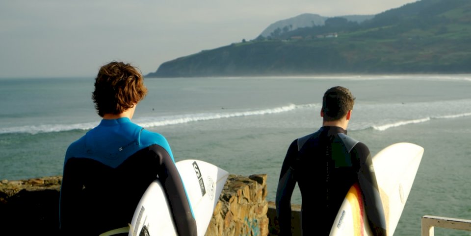 Men getting ready to surf online puzzle