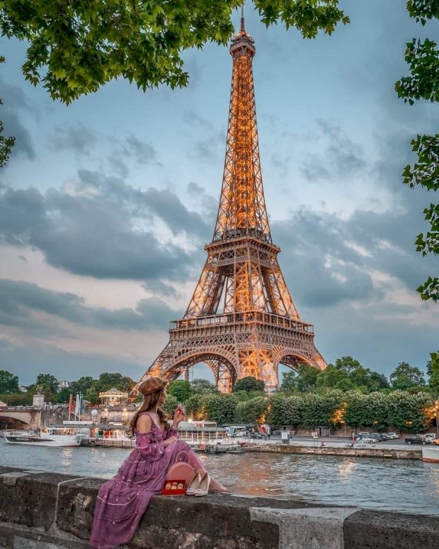 Eiffel Tower In Paris jigsaw puzzle online