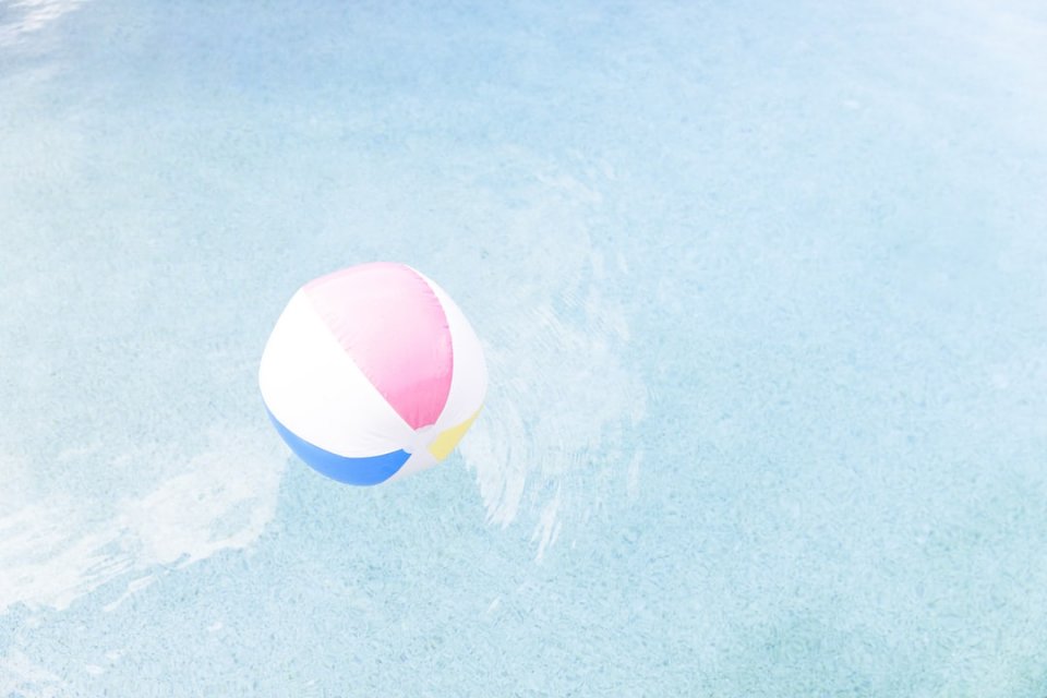 Plážový míč v bazénu skládačky online