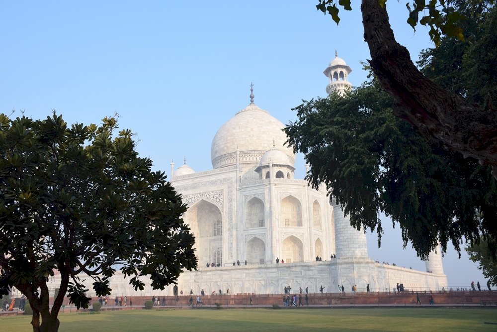 Taj Mahal i Agra sett från ena sidan Pussel online