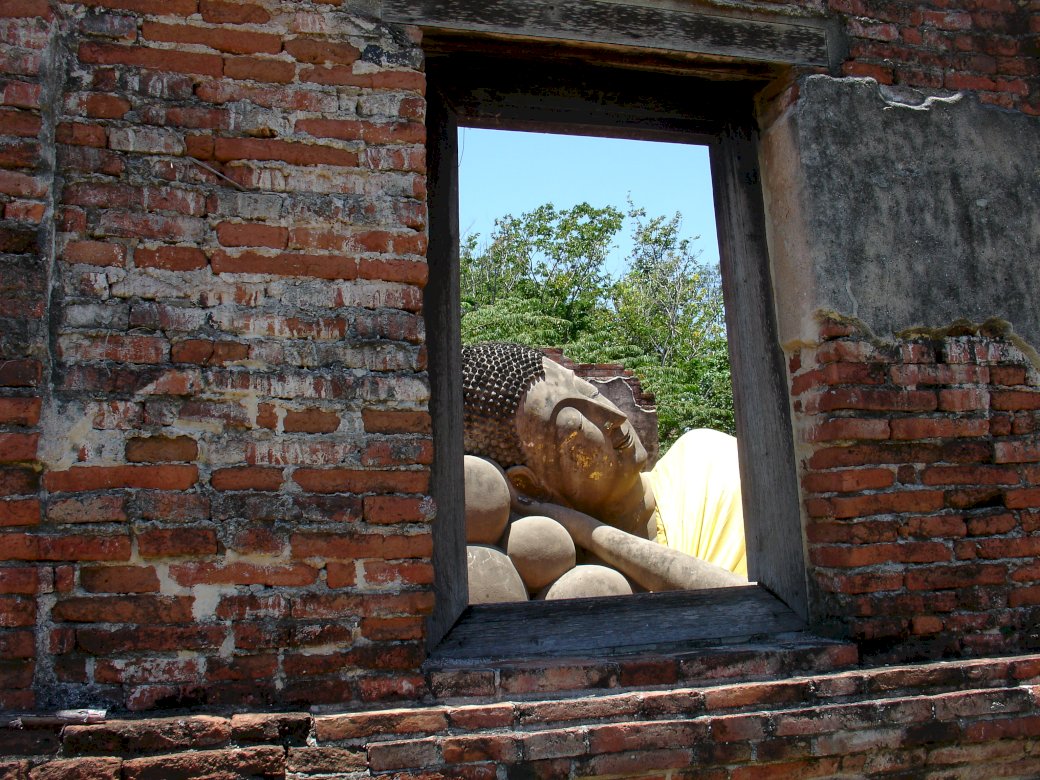 Liggande Buddha i Ayutthaya pussel på nätet