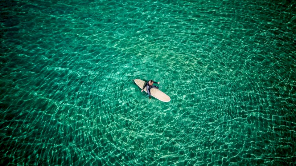 Luchtfoto van surfer girl legpuzzel online