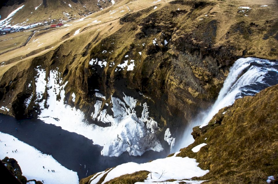 Исландский водопад и река онлайн-пазл