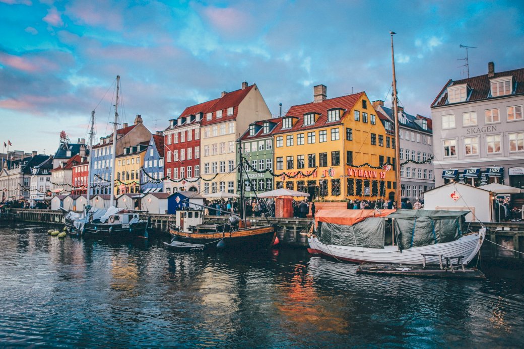 Nyhavn como canal e rua no centro de Copenhague puzzle online