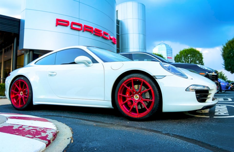 Porsche bianca con rosso sangue puzzle online