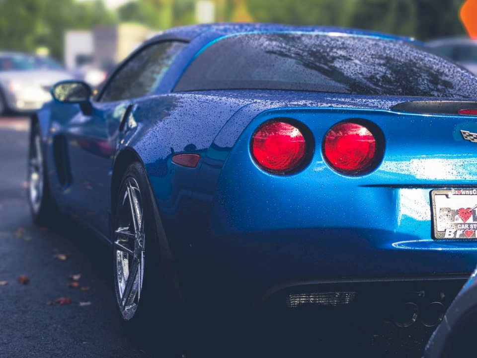 Corvette Z06 bleu sur un ensoleillé puzzle en ligne