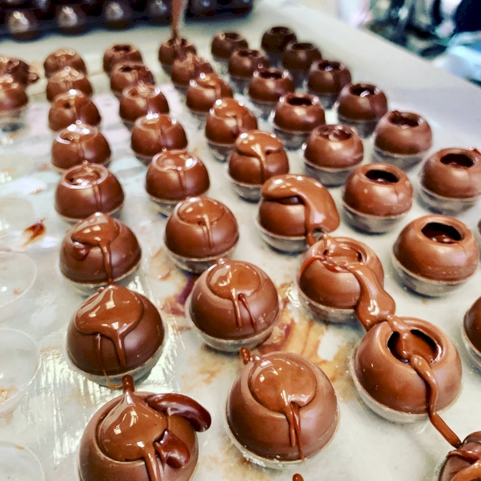 Шоколадье робить шоколад пазл онлайн