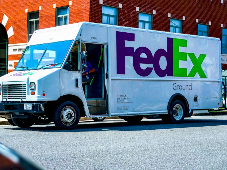 Vit FedEx lastbil med pussel på nätet
