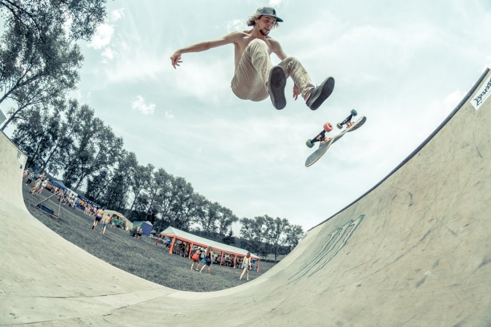 Skateboarder i en minicamp gör pussel på nätet