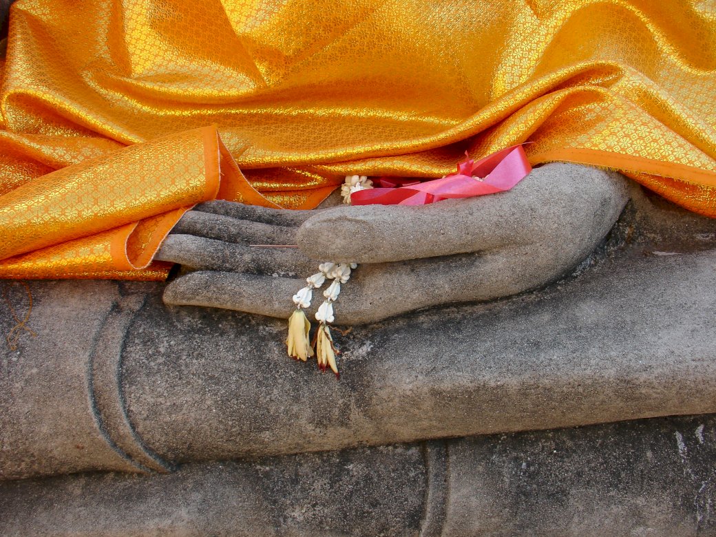 Las manos de Buda en un templo rompecabezas en línea