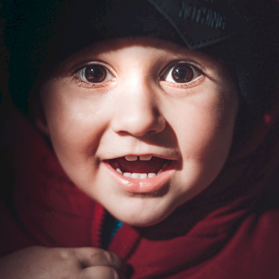 Портрет на усмихнато щастливо дете онлайн пъзел