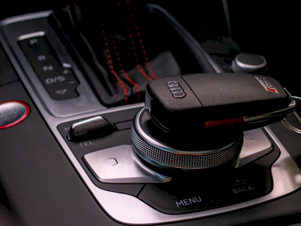 Консоль управления Audi RS3 и пазл онлайн