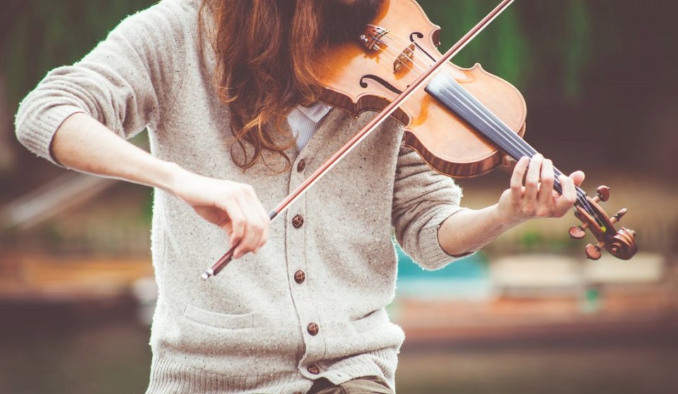 Violinista al aire libre en un rompecabezas en línea