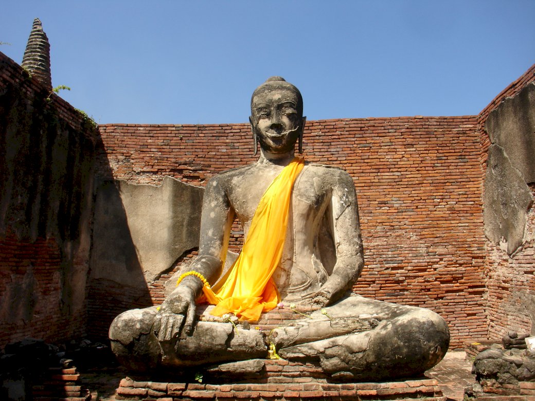Sitter Buddha i Ayutthaya pussel på nätet