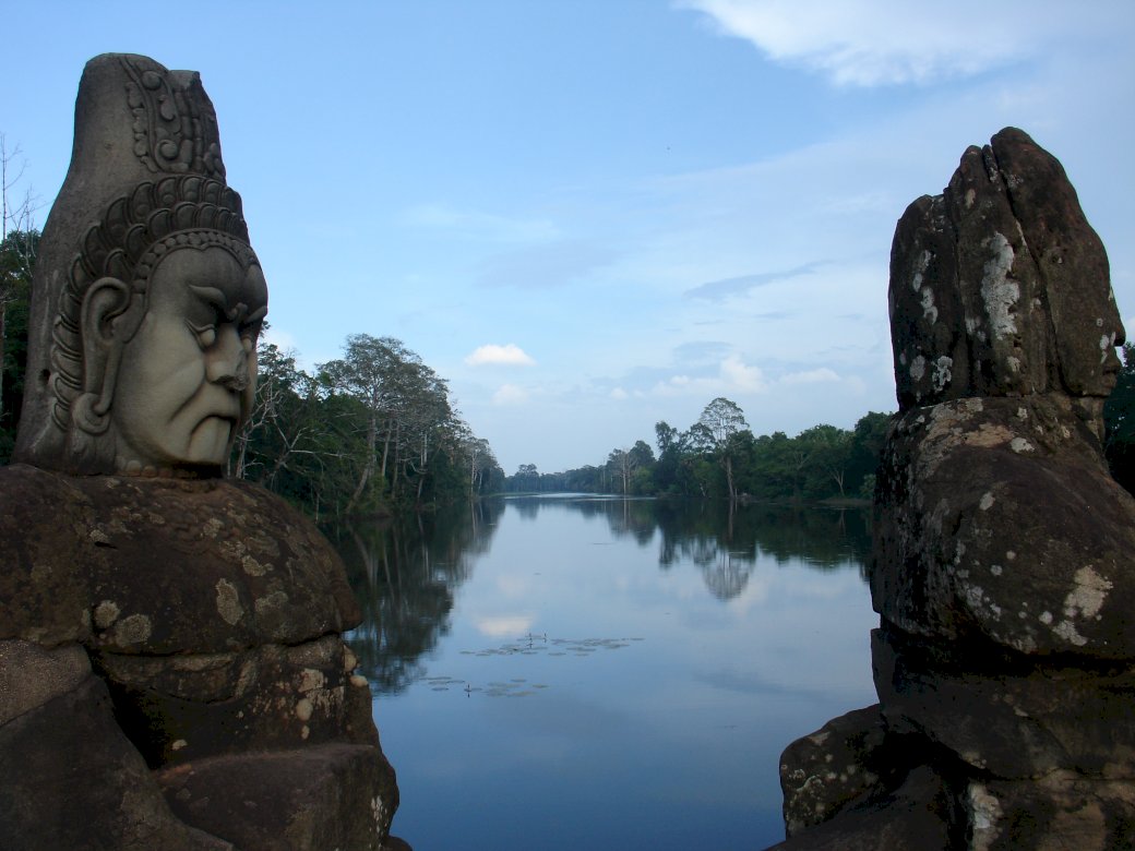 sett från bron vid Angkor Wat pussel på nätet