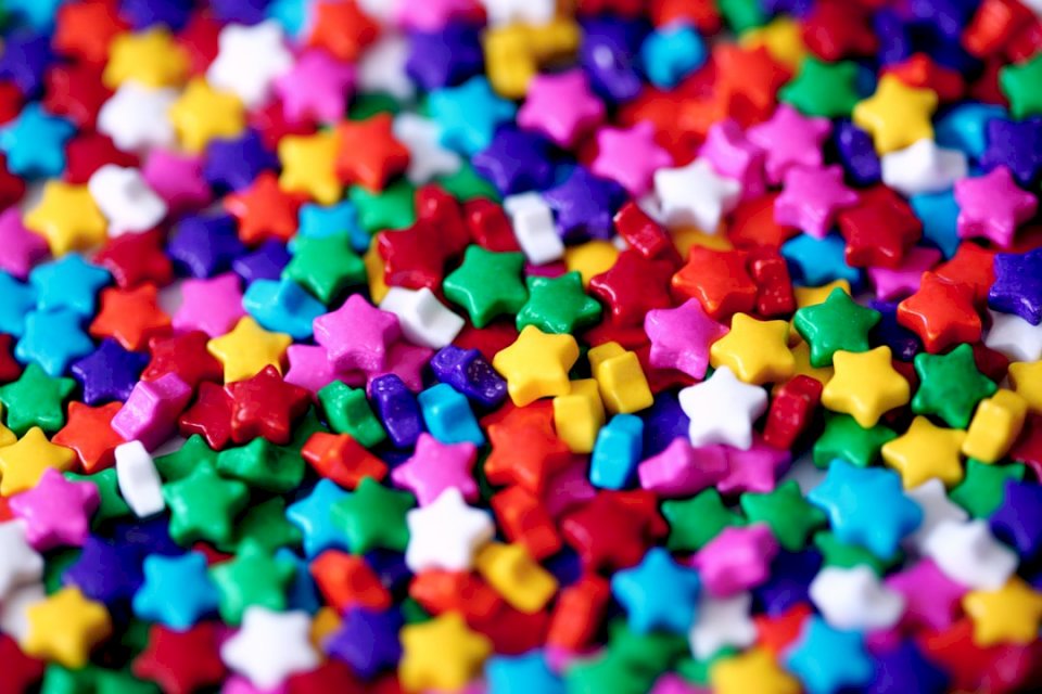 Estrellas coloridas del caramelo del arco iris rompecabezas en línea