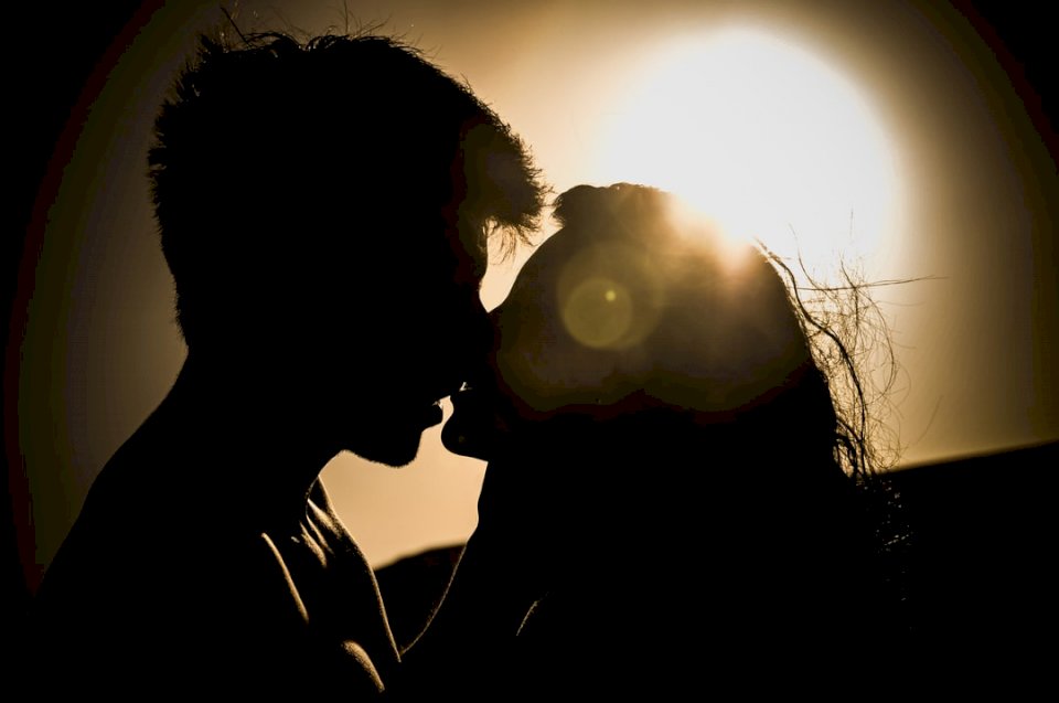 Kysssilhouette vid solnedgången Pussel online