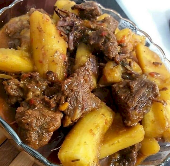kött och kassava och potatis Pussel online
